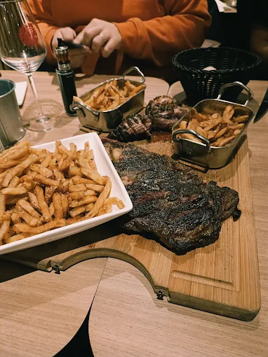 Repas convivial servi au centre de la table