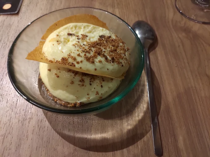 Dessert servi dans un verre sur une table en bois