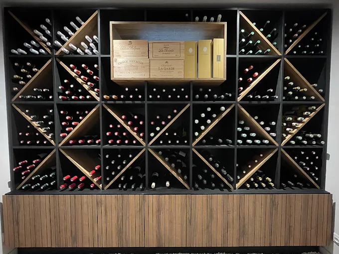 Mur de bouteilles organisé dans la cave